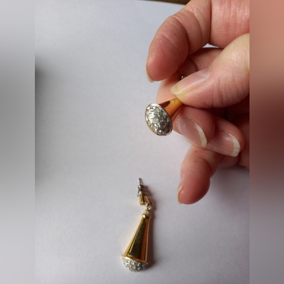 Vintage Gold Tone Earrings - Picture 2 of 5